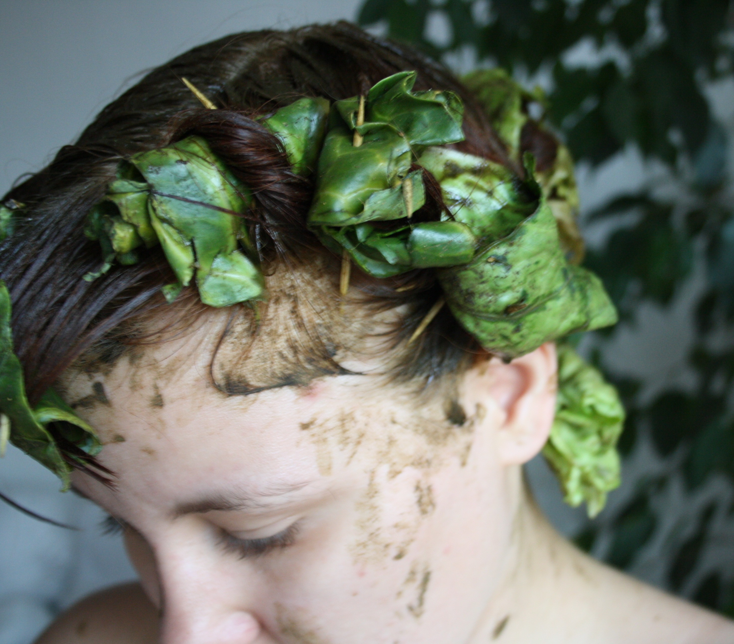 Зеленая затылка. Водоросли в волосах. Растения и человек. Голова с растением. Прическа трава на голове.